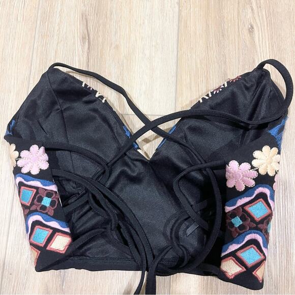 L'ATISTE by Amy Black Top with Colorful Embroidery Open Back size M - Picture 3 of 7